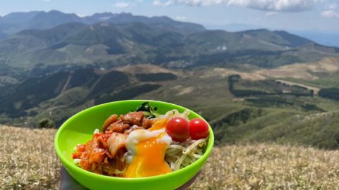 お家の余りもので簡単に作れる！アウトドアご飯にピッタリ「やきとりビビンパうどん」