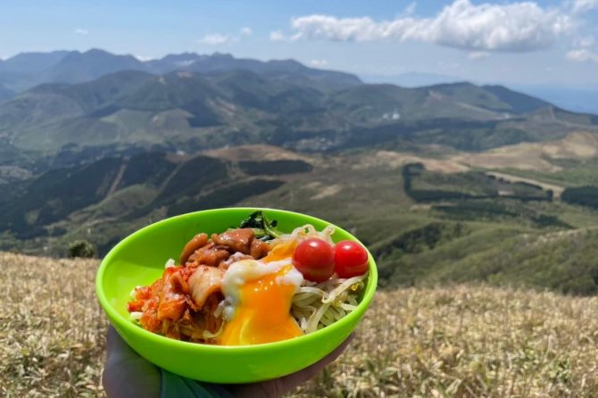 お家の余りもので簡単に作れる！アウトドアご飯にピッタリ「やきとりビビンパうどん」