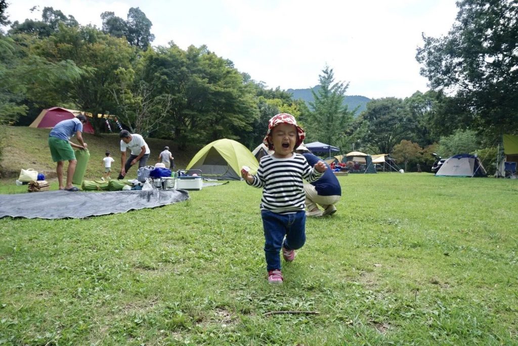 キャンプではしゃぐ子ども