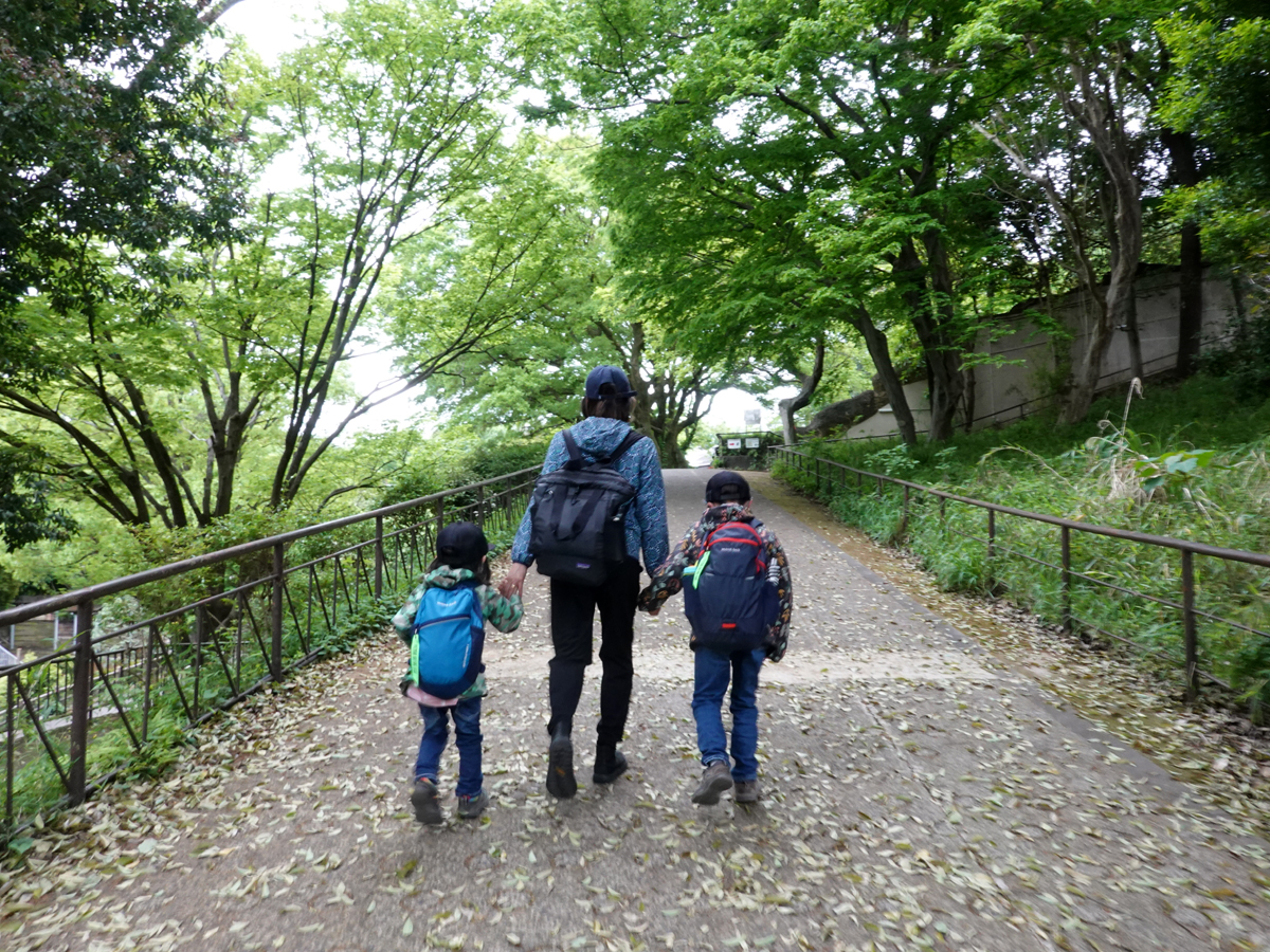 あちこちに急勾配。ちょっとしたトレッキング気分で歩く親子