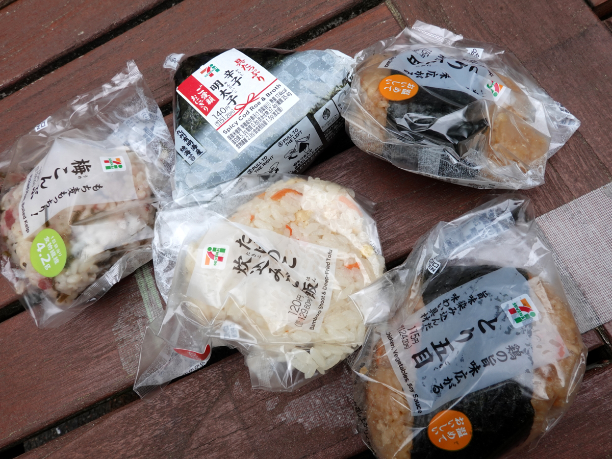 おのおののリュックにコンビニおにぎりを入れて