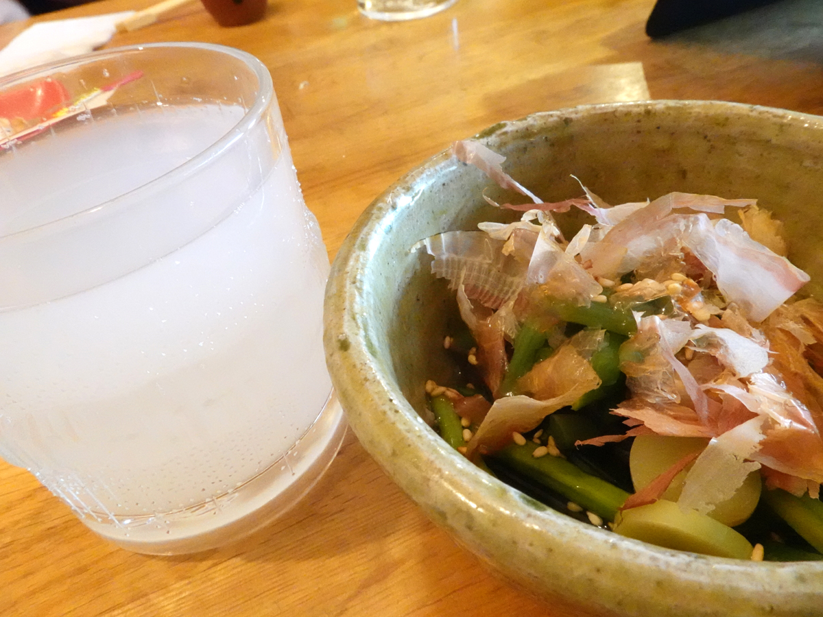 山菜水煮（390円）と蕎麦焼酎の「雲海」を蕎麦湯で