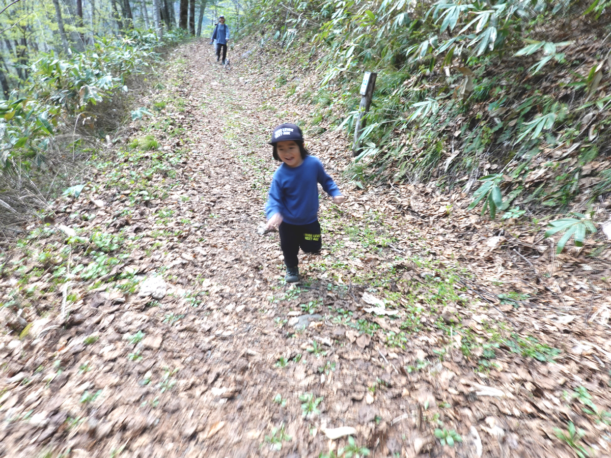 山道を走る子ども