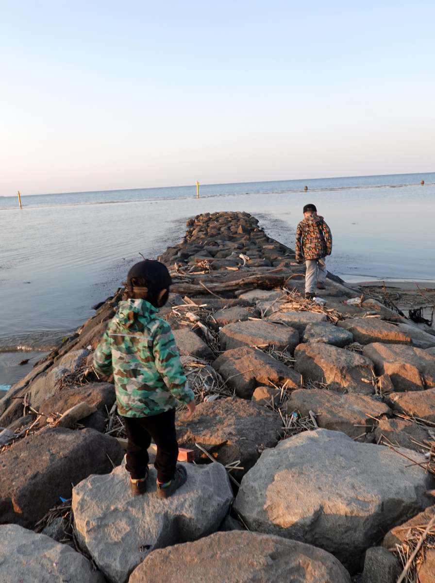 春の日本海は湖のようにとても穏やか。