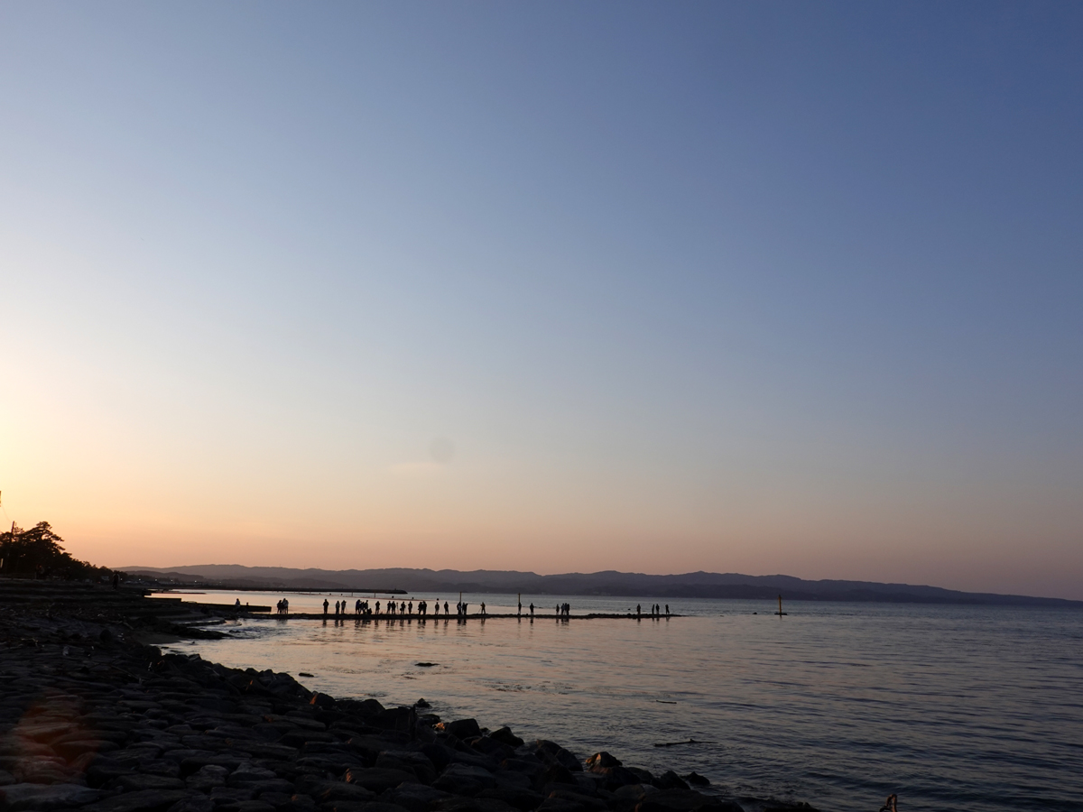 夕暮れ時の海外線をさらに散歩する