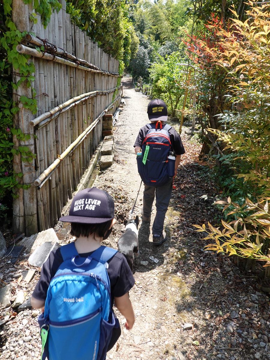 狭い路地を通り抜けると、ここから少し山に向かって上りがはじまる