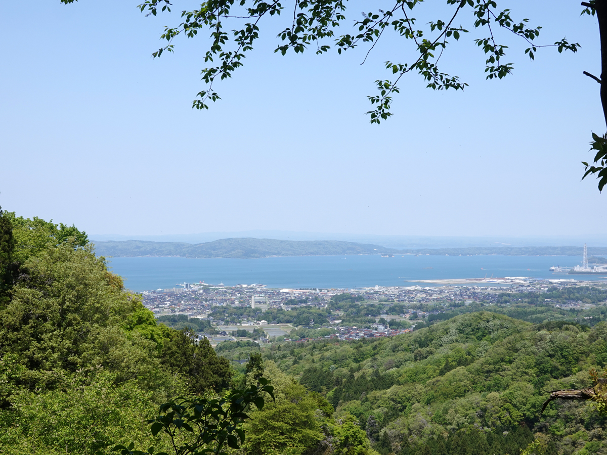 12時10分。険しい道が落ち着き景色が急に開け、七尾の町、日本海を見下ろす