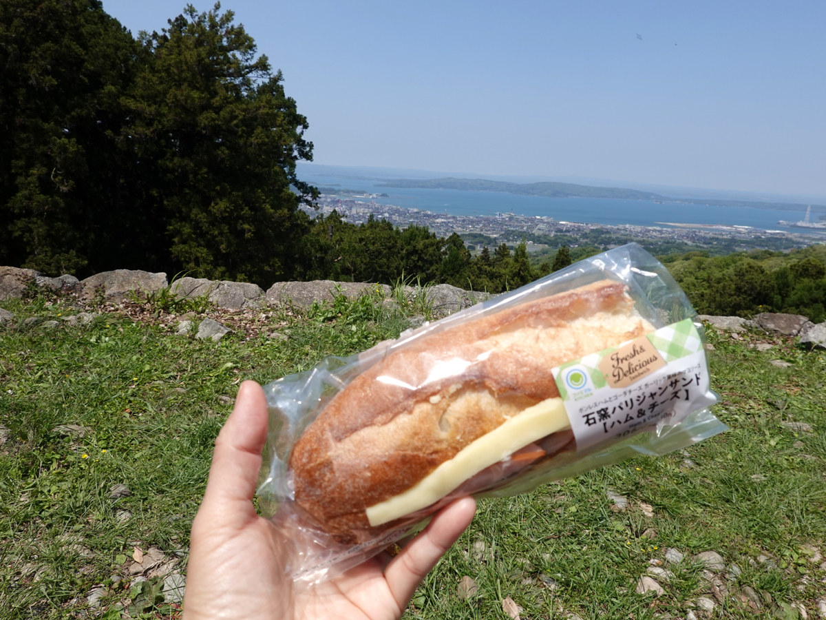 頂上でコンビニのサンドイッチを食べる