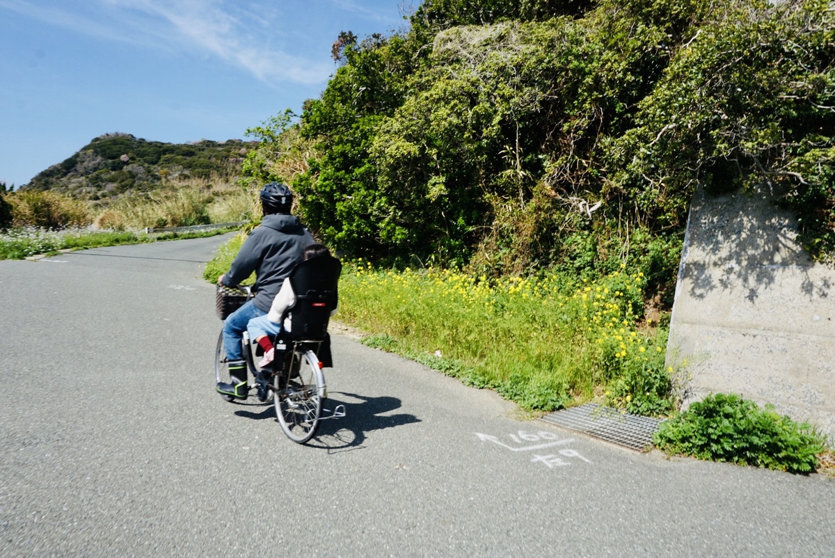 レンタサイクルに乗っている