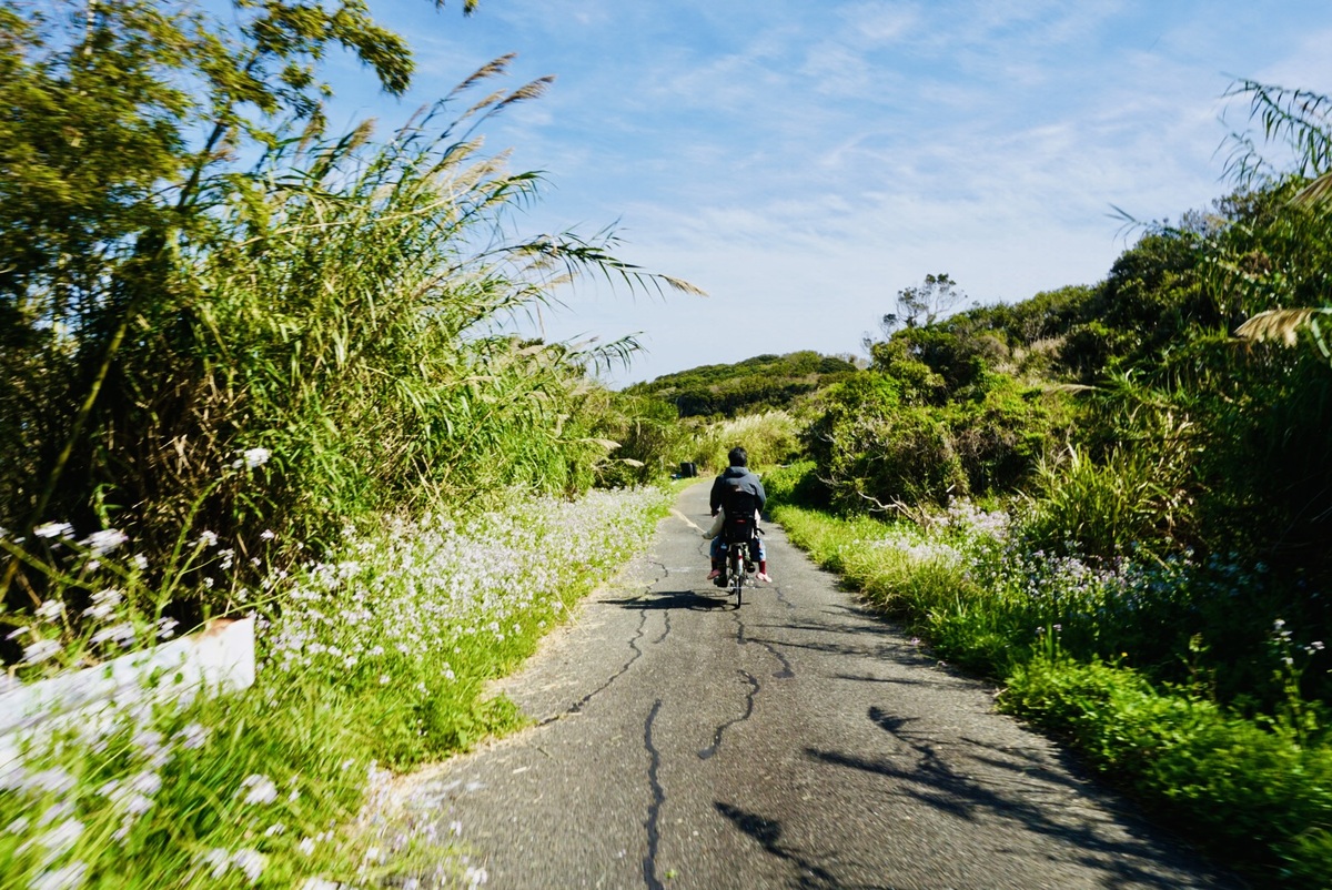 坂道下り坂を自転車でくだる