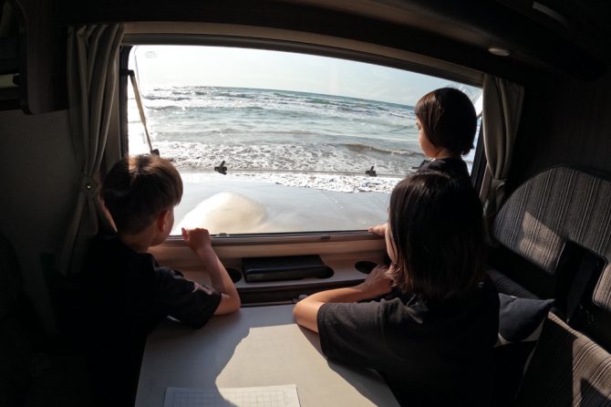 波打ち際にクルマを止めました。通行の妨げにならなければどこに駐車してもOK。