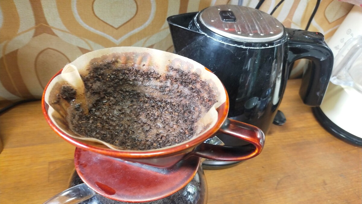 コーヒーをドリップした直後のコーヒー豆のかすの様子。