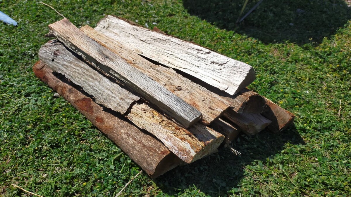 広葉樹の薪一束が地面に置かれている。