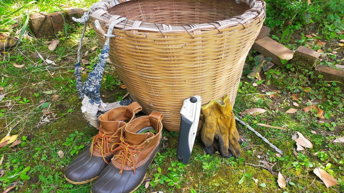 ブーツや籠、皮手袋など流木拾いに便利な道具が並んでいる。