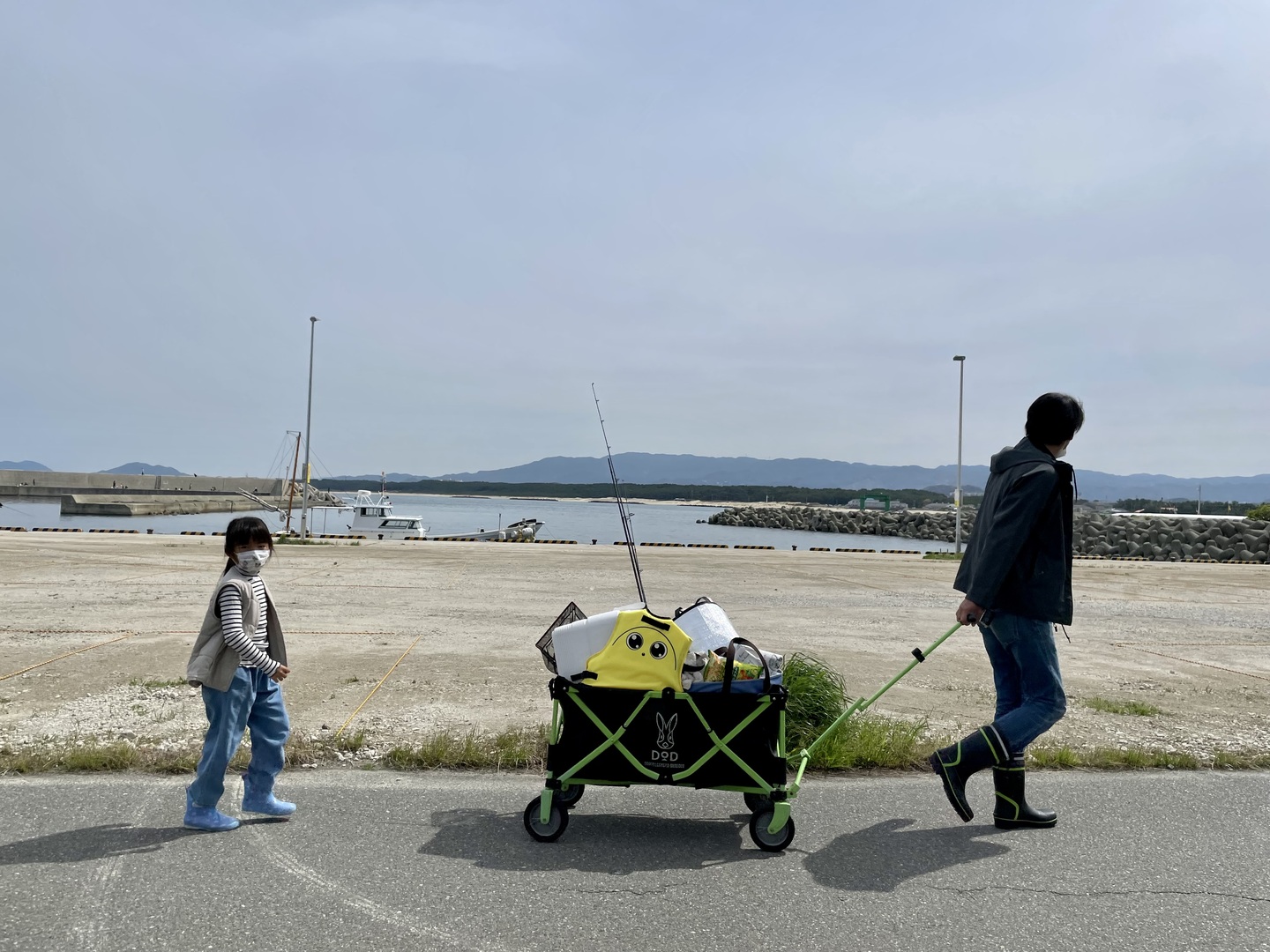 キャリーに釣り道具をのせて運ぶ