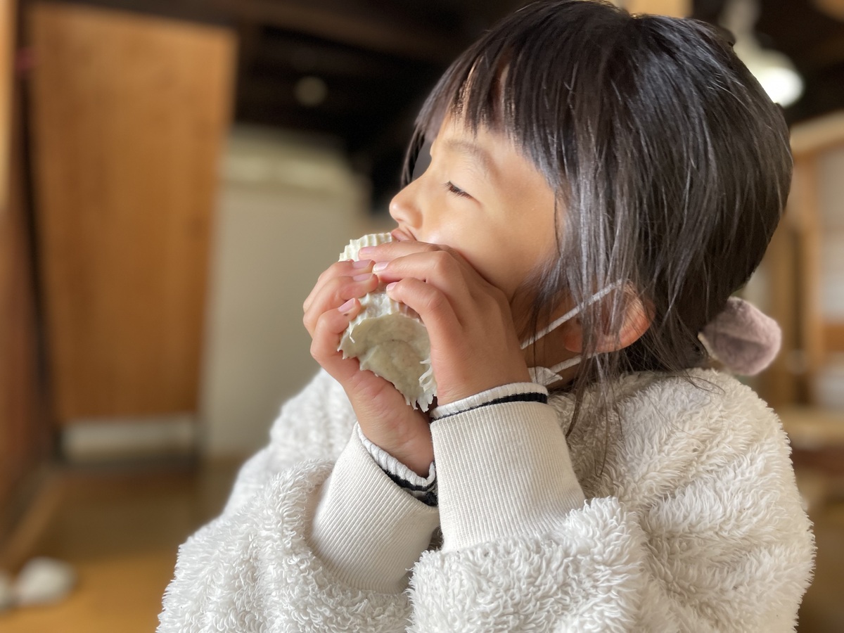 かまぼこをかじる子ども