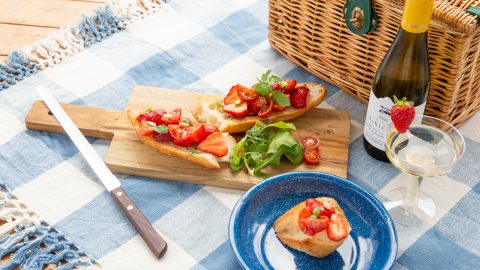 イタリアの軽食「いちごとプチトマトのブルスケッタ」を作ってみよう