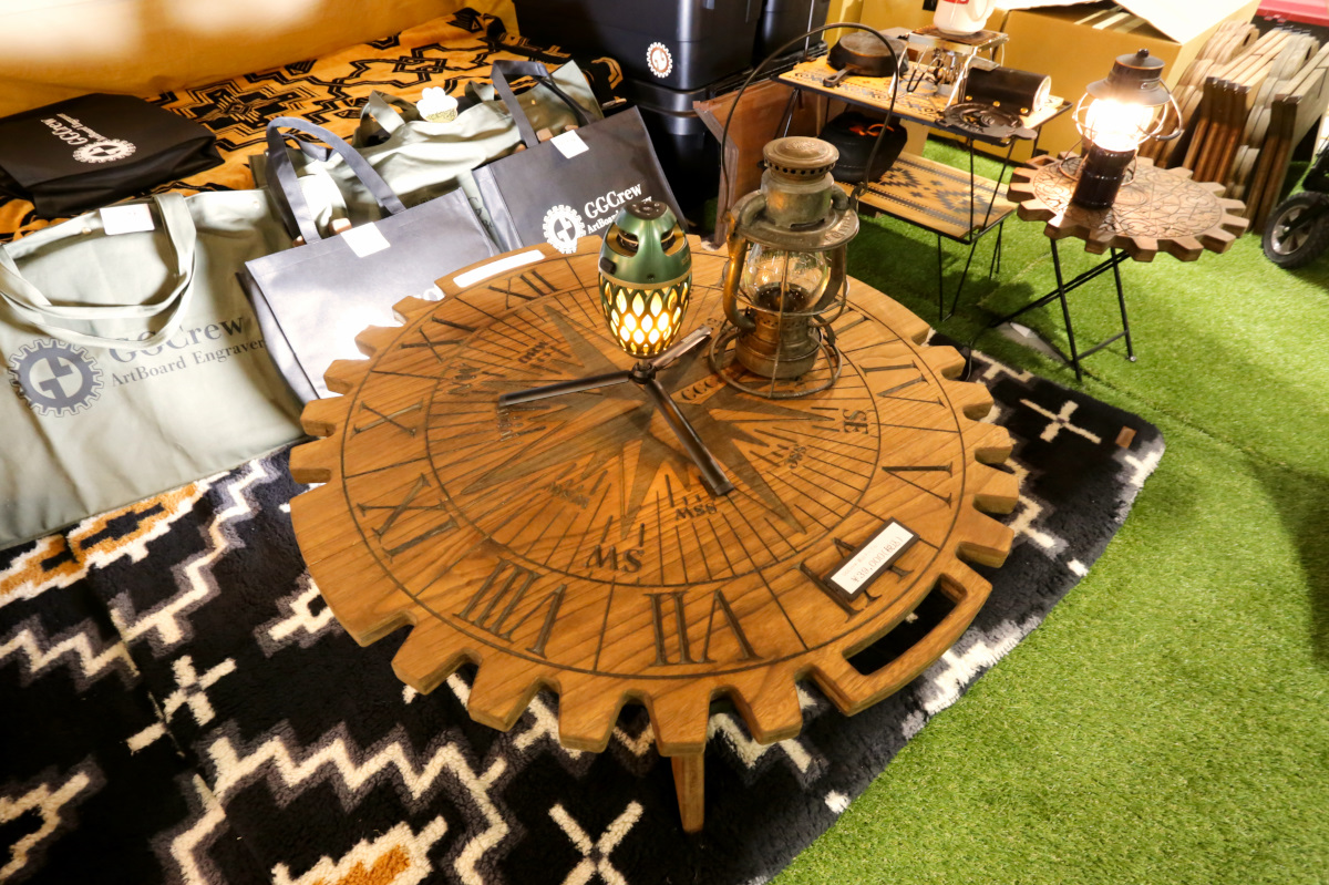 歯車の形をした円形テーブルの上にランタンが飾られている
