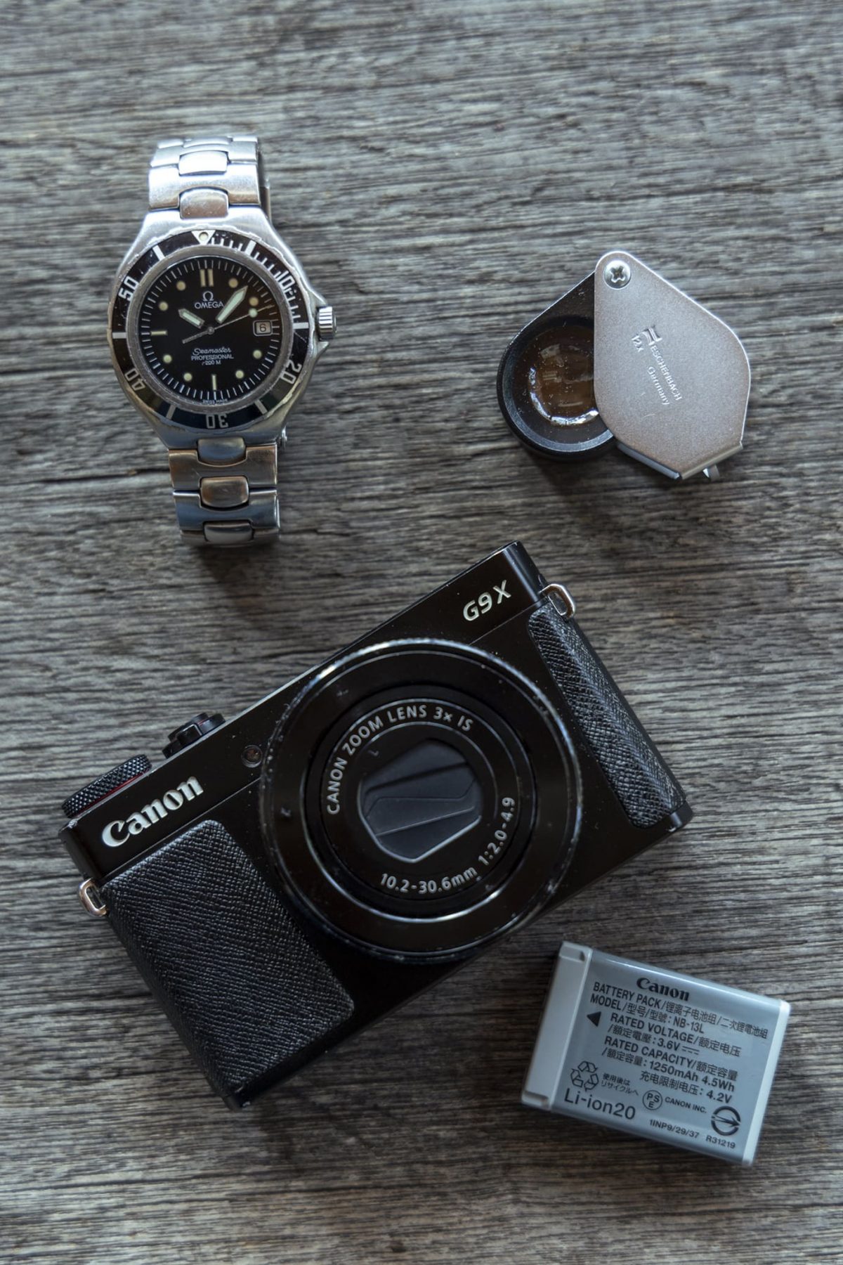 オメガの腕時計とキヤノンのカメラG９Xとエッシェンバッハのルーペ