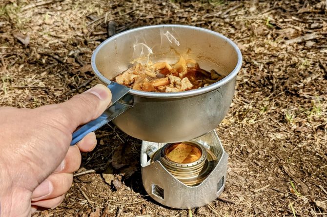 トランギアの「ミニトランギア」で料理をしている