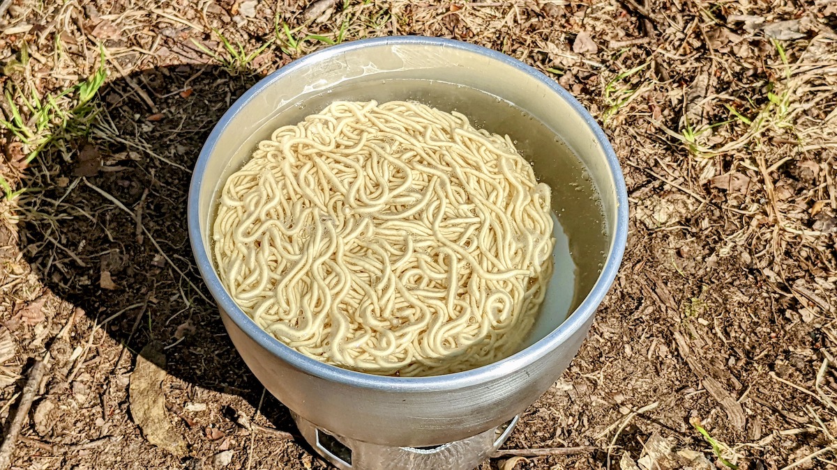 「ミニトランギア」にインスタントラーメンの麺を入れている。