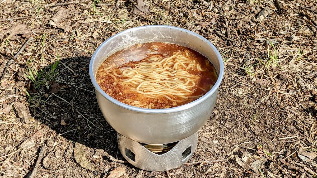 クッカーの中に調理済みのラーメンが入っている様子。