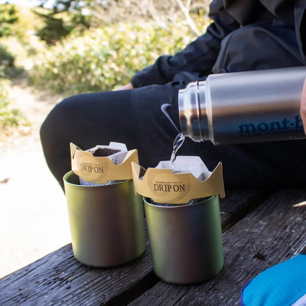 コーヒーにお湯を注ぐ