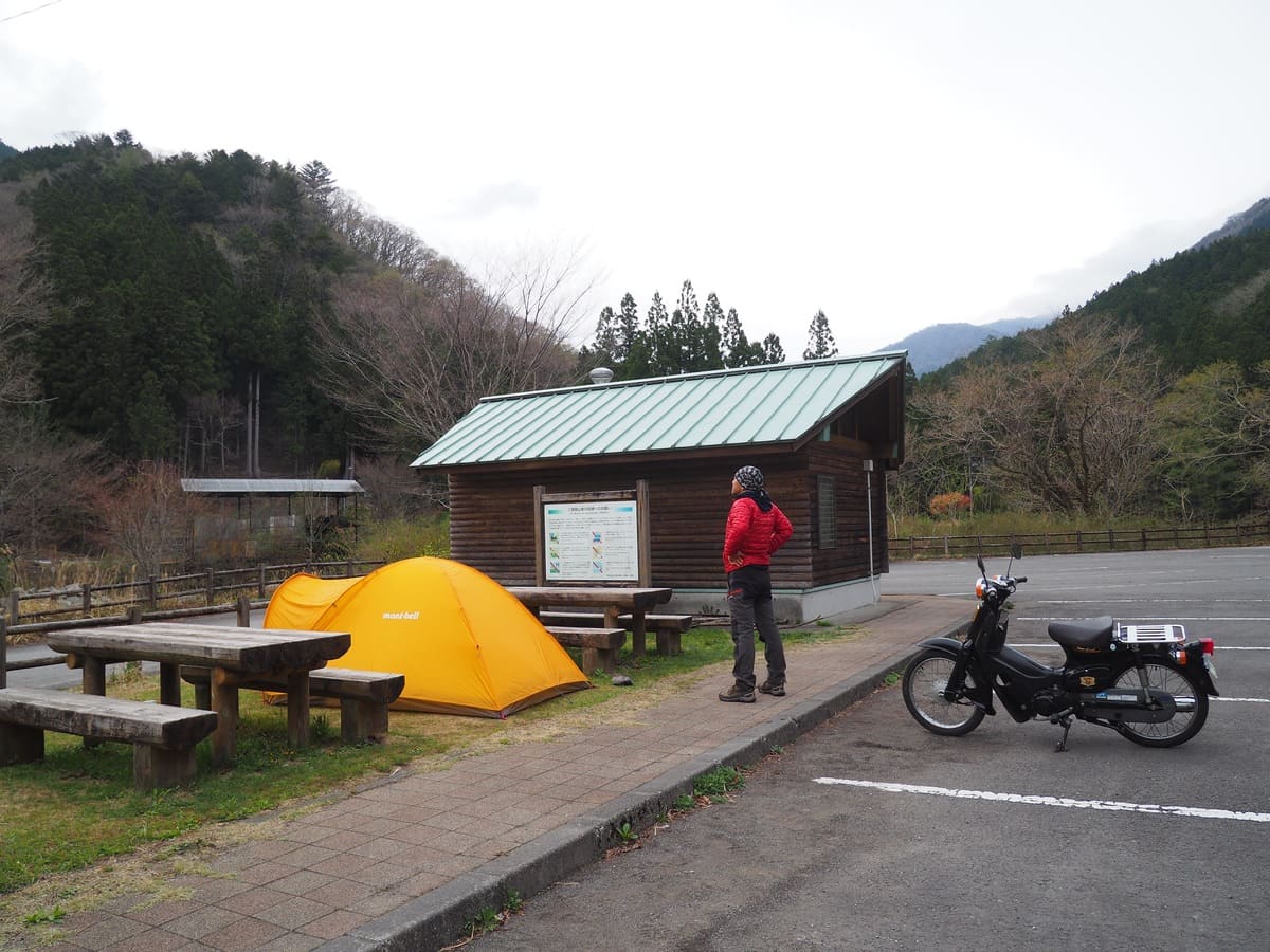 三嶺の登山口。避難小屋のわきに黄色いテント、シェルパ斉藤とスーパーカブ。