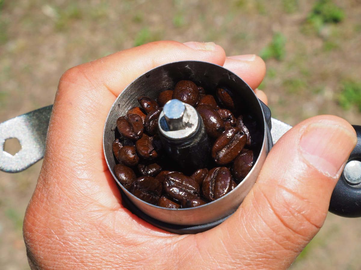 コーヒーミルにコーヒー豆をセットしたところ