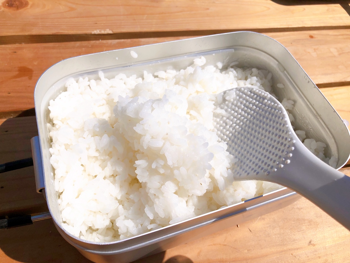 炊いたご飯を、しゃもじでほぐす。