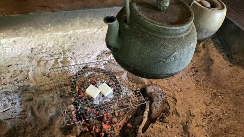 焚き火の薪の選び方と調理の極意を、江戸時代から続く茶屋の店主から聞いた！
