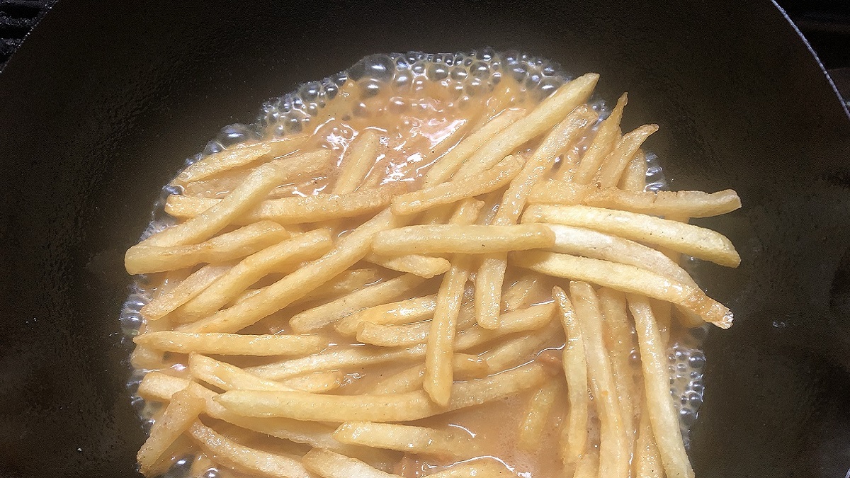 調味料とフライドポテトを煮詰める