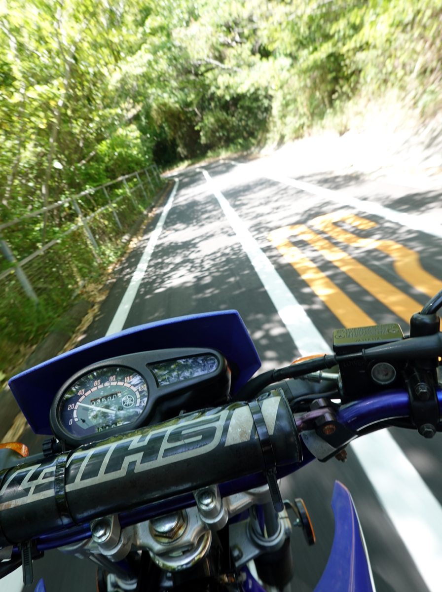 島をぐるっと走って「原付道、自転車歩行者道」を見つけました