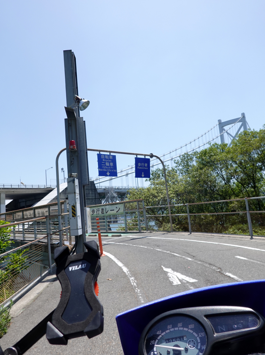 ここでは、自転車と二輪車、そして歩行者のレーンが分かれていた