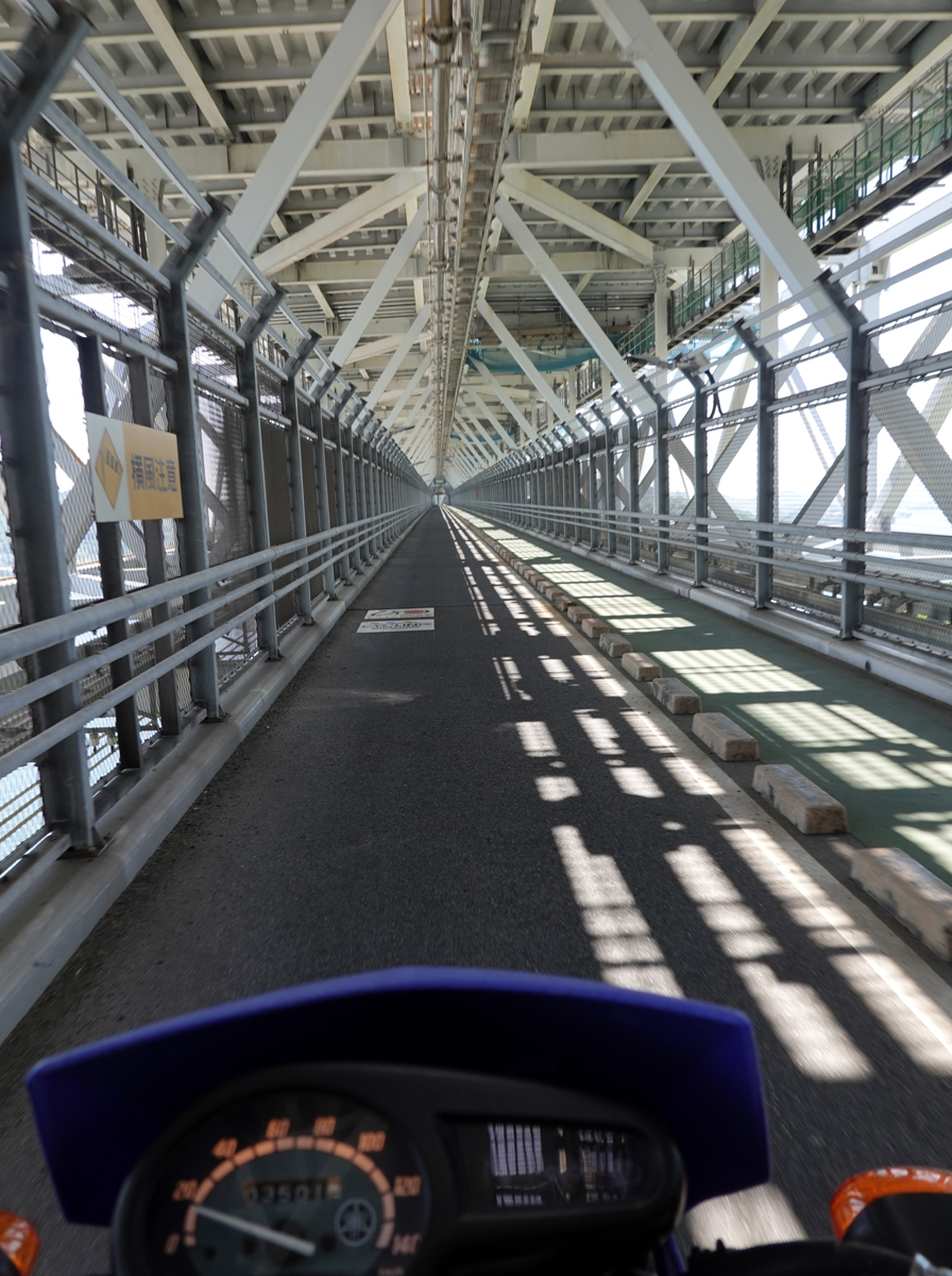 唯一、自動車道の下を走る因島大橋