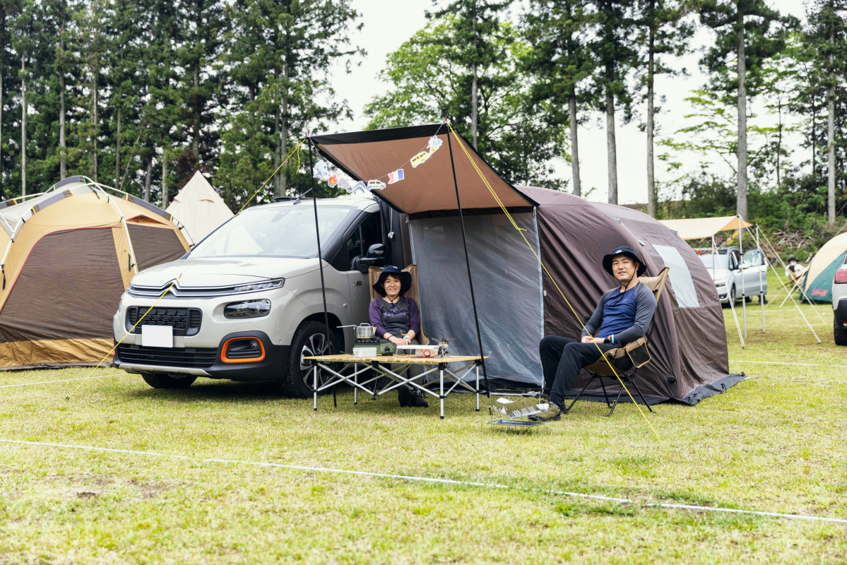 ベルランゴの純正テントで快適キャンプを楽しむ夫婦
