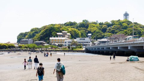 海中から道が出現!? 葛飾北斎も描いた江の島が海と地続きになる日