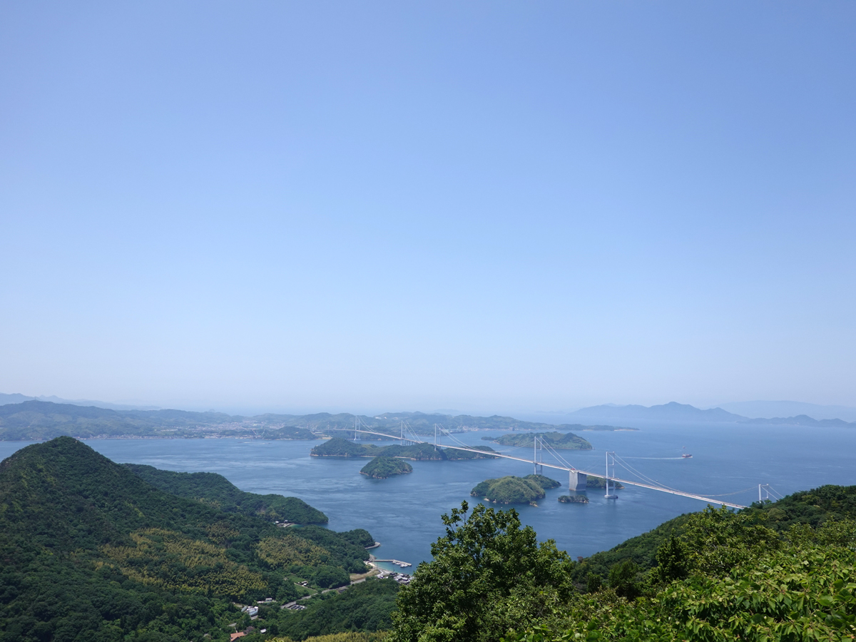 大島の南端に位置する「亀老山展望公園」から撮った「来島海峡大橋」