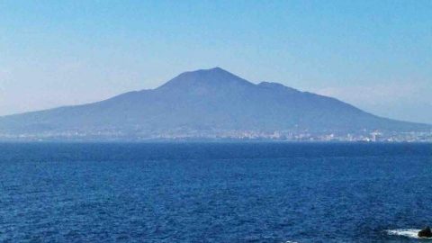 ナポリのシンボルとはいえばココ！“火の山”ヴェスヴィオ火山を歩く