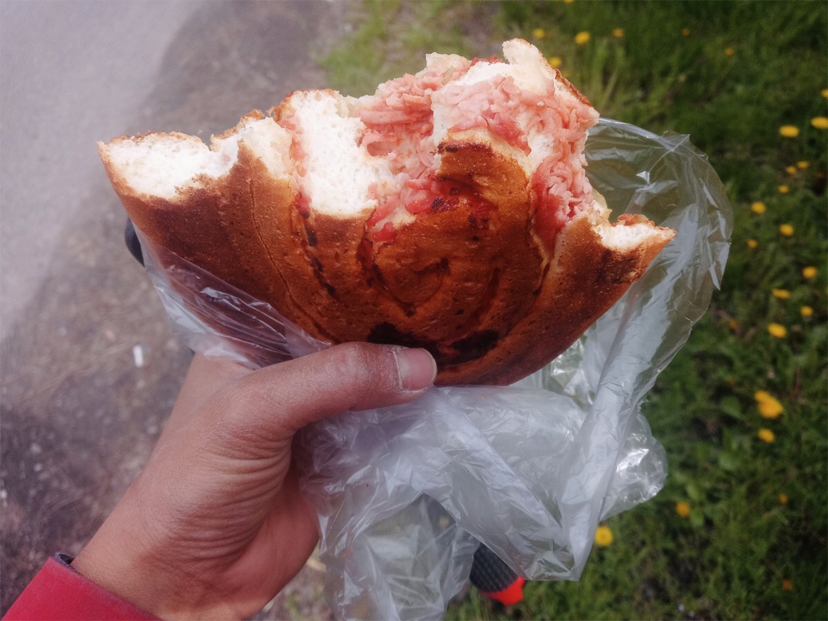 魚肉風味のハムが入ったパン