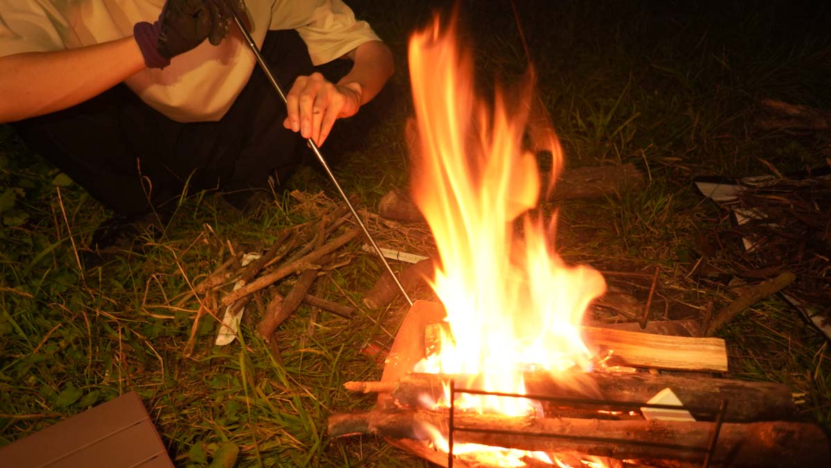 酸素が供給され勢いよく燃え上がる炎。