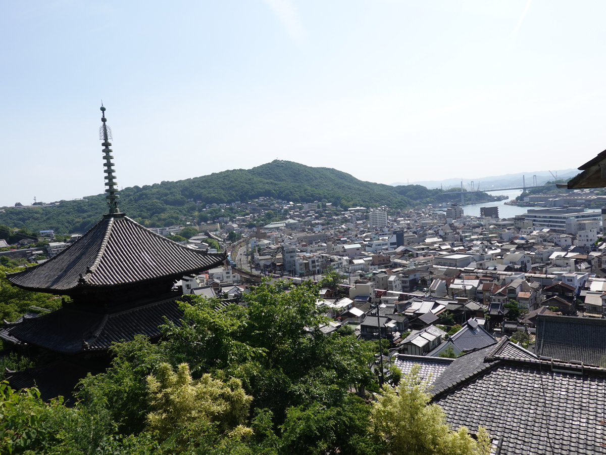 天寧寺越しに広がる尾道の町並み