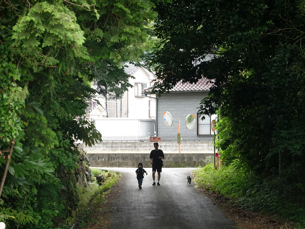 見知らぬ路地を進む