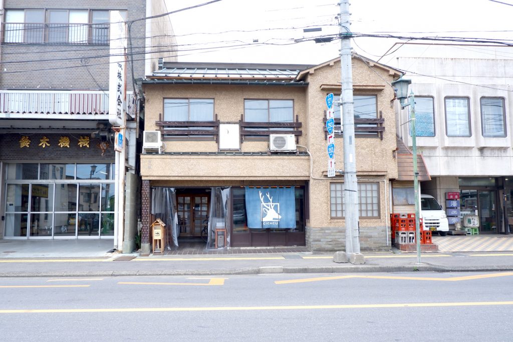 路面店が並ぶ通り