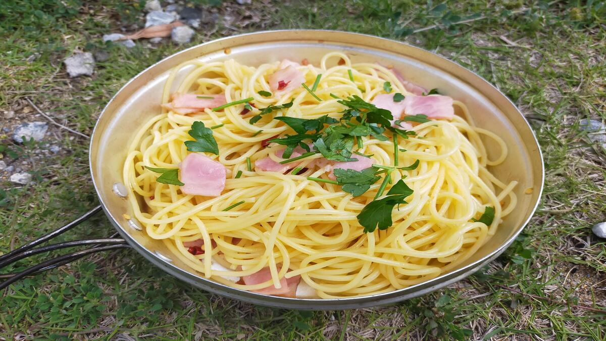 できあがったパスタがフライパンの中に入っている。