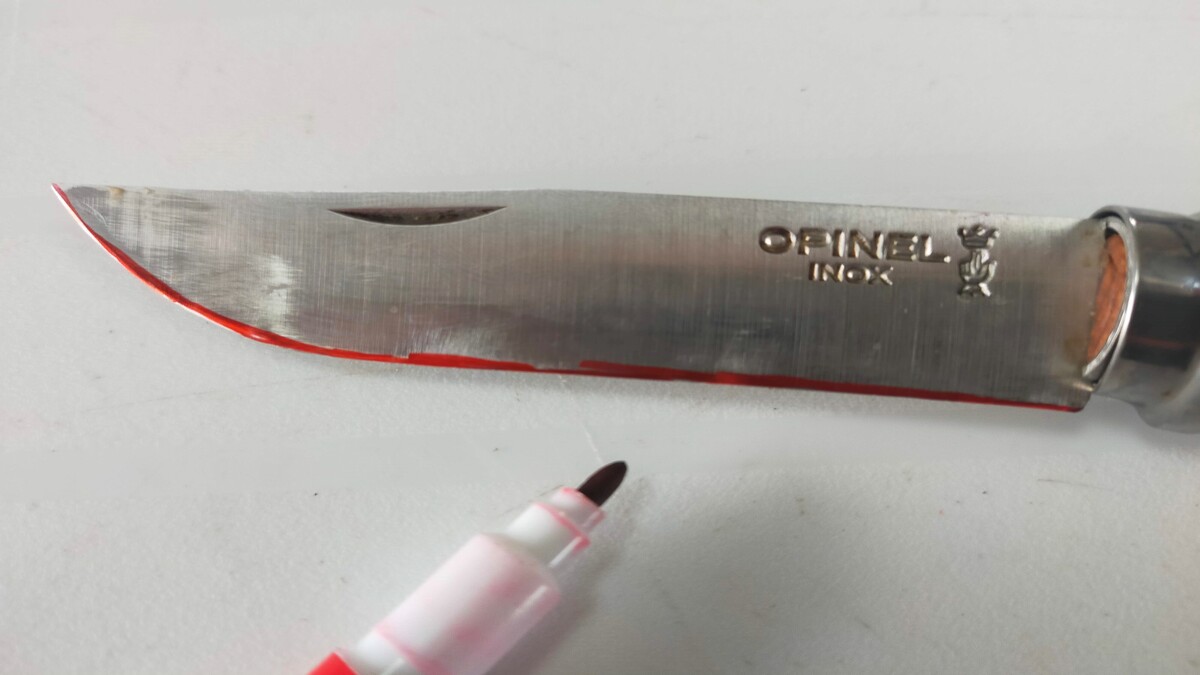 ナイフのエッジ部分に赤色のペンでラインが書かれている。