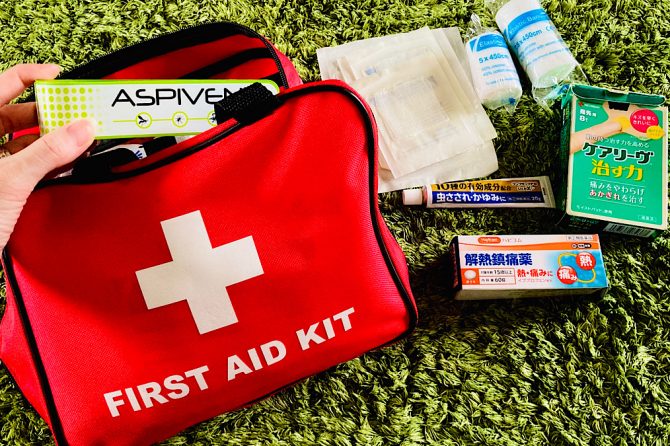 救急セットを準備している様子です。