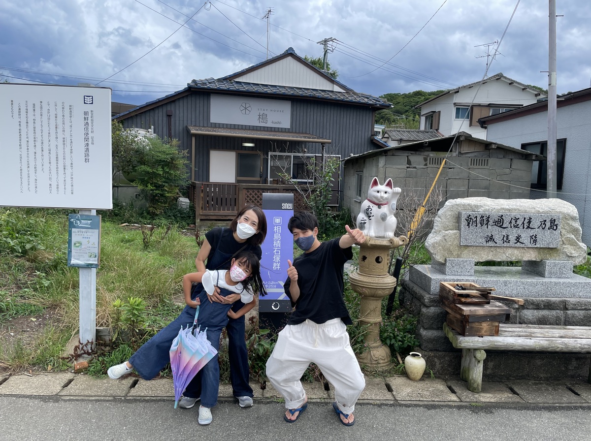 宿泊施設の前でオーナーさんと筆者