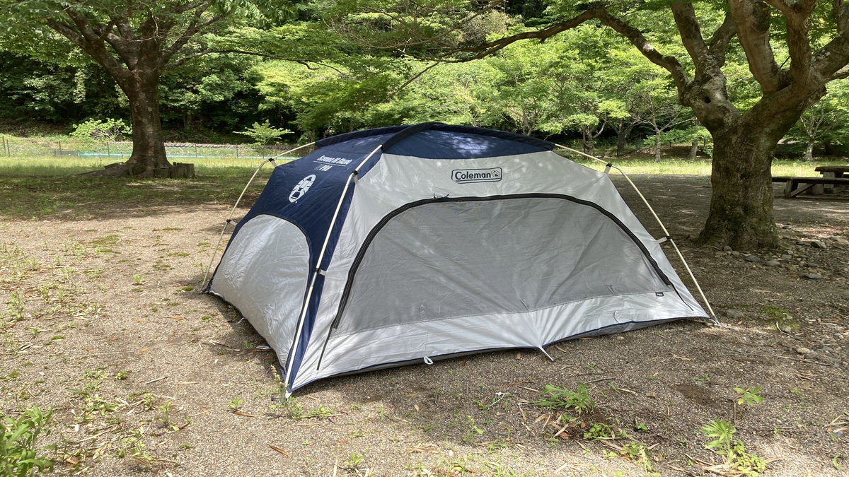 キャンプ場に置かれているサンシェードテント