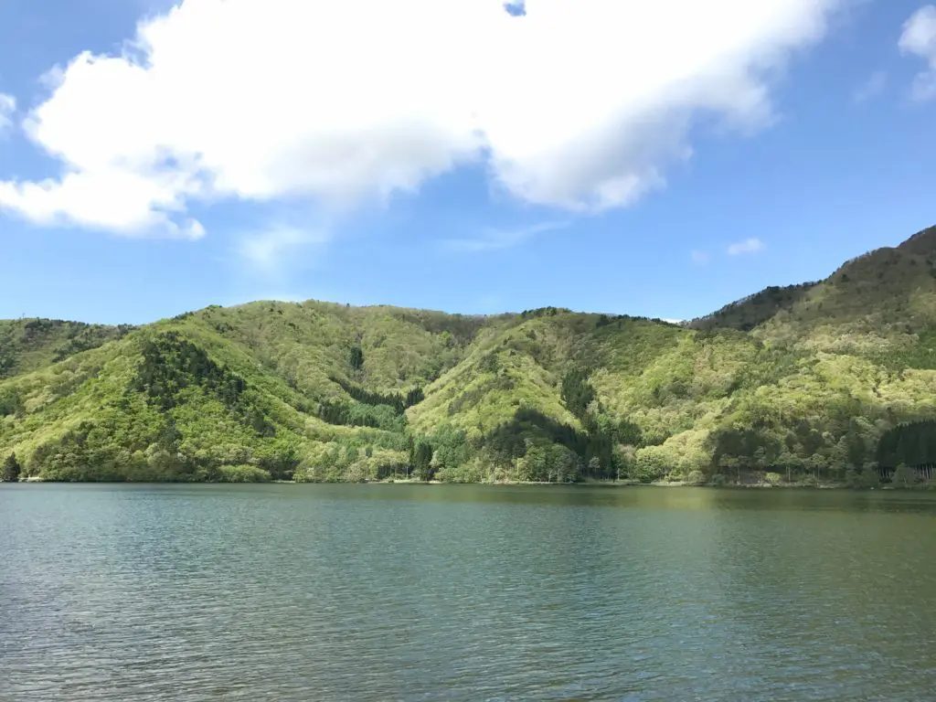 山と湖